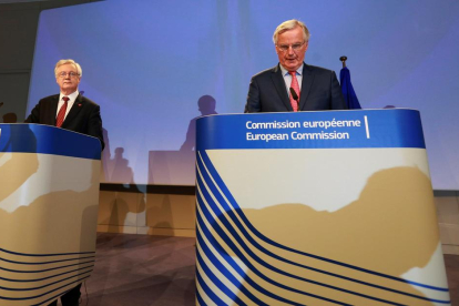 Los negociadores del Brexit David Davis y Michel Barnier.