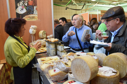 Una expositora de quesos de la feria de Sant Ermengol de 2016.