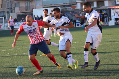 Arnau, del Borges, chuta a portería ante dos jugadores del Balaguer.