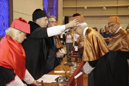 El rector de la UdL, imposant el birret d’’honoris causa’ al científic Rattan Lal.