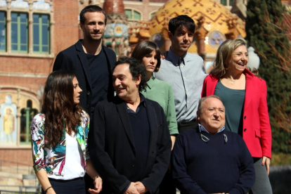 El director, Agustí Villaronga, con la productora Isona Passola y parte de los actores. 