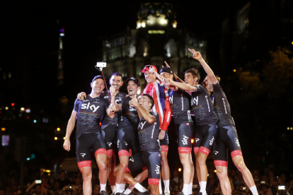 L’equip de Chris Froome, l’Sky, celebra el triomf del britànic amb un ‘selfie’ al podi de Cibeles.
