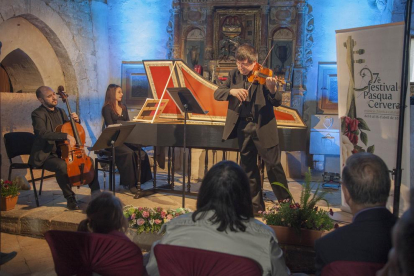L’Orquestra Julià Carbonell, amb la violoncel·lista solista Laia Puig, va inaugurar dijous el Festival de Pasqua de Cervera. A la dreta, Blooming Duo, ahir a la Sagrada Família.