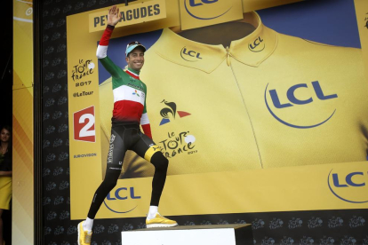 El ciclista italià Fabio Aru, de l’Astana, abans de posar-se el mallot groc que ahir va prendre a Froome.