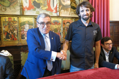 Àngel Ros y Sergi Escobar, tras firmar el convenio de patrocinio.