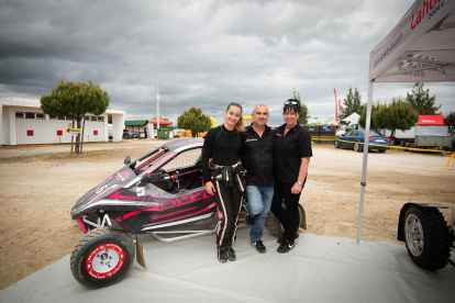 Ares Lahoz, amb el seu Speed Car, al costat dels seus pares després d’una de les proves de l’Estatal.