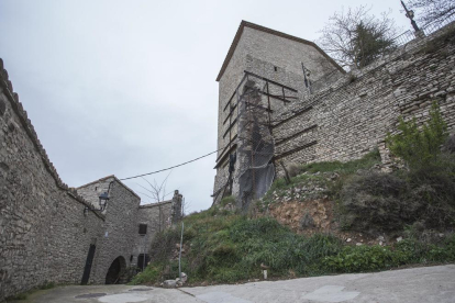 La torre del castell de Vergós, actualment, amb les mesures provisionals de protecció.