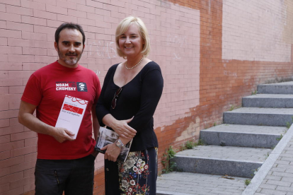 Albert Garcia Elena, ganador del Màrius Torres, y Maria Àngels Cabré, del Vallverdú, ayer con sus libros.