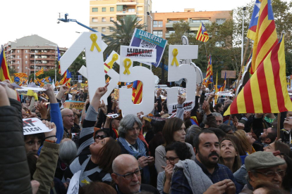 Paneles contra el 155 en la marcha de Barcelona.