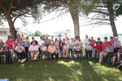 Imagen de los participantes en el encuentro intergeneracional que tuvo lugar ayer por la tarde. 
