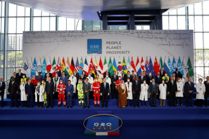 Foto de familia de los líderes del G20, cumbre celebrada en Roma, junto a médicos y enfermeros, “héroes” de la pandemia.