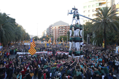 La manifestació va comptar amb la participació de castellers, com a símbol de la unitat i l’esforç col·lectiu, a la capçalera de la marxa.