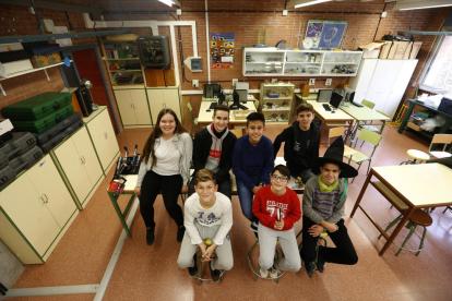Victoria, Àngel, Flavius, Jan, Alis, Xavier i Pol, a l’aula especialitzada per als seus projectes.