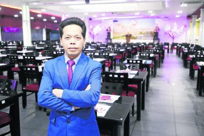 Few Wei Zheng, president de l’acabada de crear associació, al seu restaurant del carrer Acadèmia.