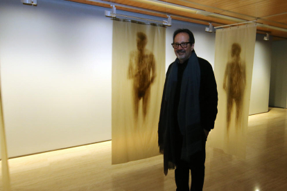 Óscar Muñoz, davant de l’audiovisual ‘El Coleccionista’, una de les obres que exhibeix la Sorigué.