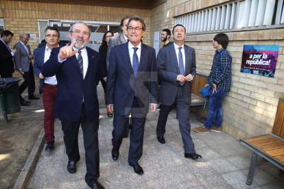 Artur Mas aquest dimecres a l'INEFC de Lleida, acompanyat pel president de la Diputació, Joan Reñé, i el delegat del Govern català, Ramon Farré.
