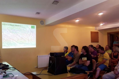 Els veïns de Bossòst afectats pel projecte, en una de les sessions d'informació de la iniciativa.