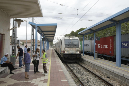 Un tren espatllat a les Borges el setembre del 2016.