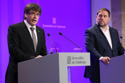 El president de la Generalitat de Catalunya, Carles Puigdemont, amb el vicepresident Oriol Junqueras
