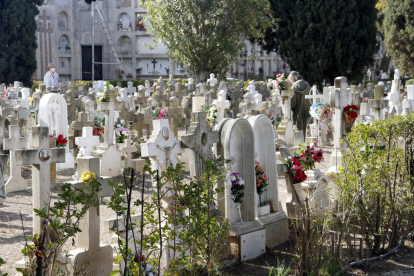 La problemática de la falta de espacio en el cementerio de Lleida hace que los musulmanes opten por enterrar a Zaragoza y Valencia