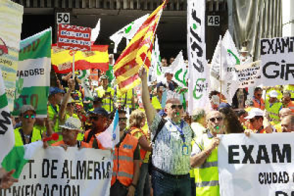 Els examinadors de trànsit de Catalunya tornen a la vaga i sospesen continuar-la al setembre