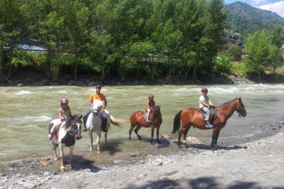 Una familia haciendo una ruta a caballo por el Sobirà durante estos días de septiembre.