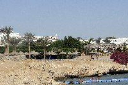 Al menos dos turistas muertos y 4 heridos a cuchillo en una playa en Egipto