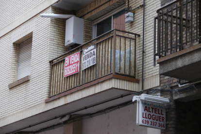 Imagen de archivo de carteles de venta de pisos en Lleida.