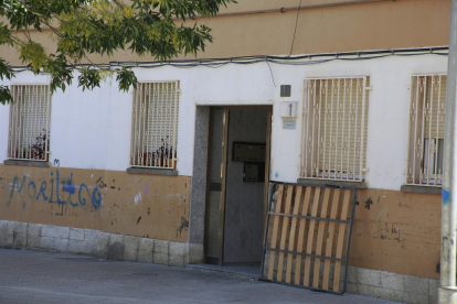 Imagen de un bloque de Gaspar de Portolà, donde no hay puerta de entrada al edificio. 