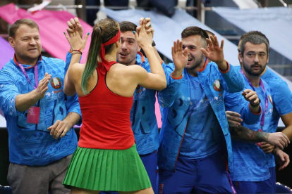 Aryna Sabalenka celebra su victoria con los técnicos bielorrusos.