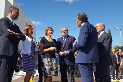 La ministra Isabel García Tejerina, al centre, ahir durant la visita a un celler a Valladolid.