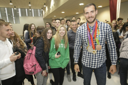 Les medalles olímpiques aconseguides per Craviotto van causar sensació entre l’alumnat.