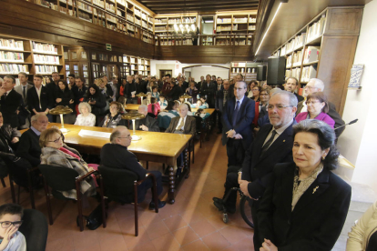 La viuda de Pau Casals, Marta Casals, i el president de la Diputació, Joan Reñé, van presidir ahir l’estrena de la ‘nova’ biblioteca de l’IEI.