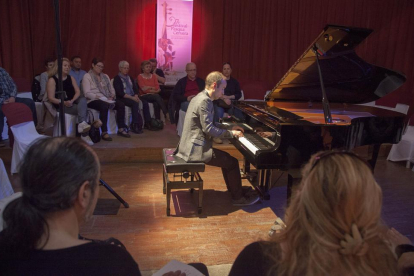 La Polifònica de Puig-reig ofreció la noche del viernes un recital dedicado a la ‘Nova Cançó’ en el paraninfo del edificio de la Universitat.