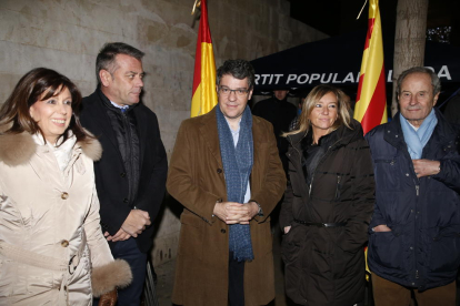 El ministro de Energía, Álvaro Nadal, junto a la candidata Marisa Xandri, ayer.
