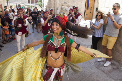 Las calles de Guimerà se llenan de pasacalles, actuaciones de juglares y de danza oriental para amenizar el mercado medieval. 