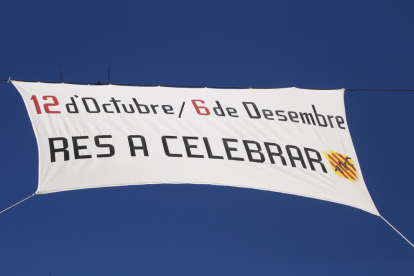 Una pancarta en contra de la celebració del 12 d’octubre i el 6 de desembre a Linyola.