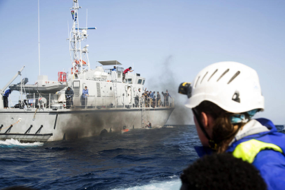 Imagen facilitada por la ONG alemana de la patrulla libia en aguas del Mediterráneo.