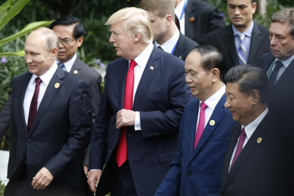 Vladímir Putin y Donald Trump dan un paseo por Da Nang junto al líder vietnamita, Tran Dai Quang, y el presidente chino, Xi Jinping.