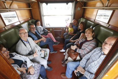 Algunos de los turistas que ayer viajaron en el primer trayecto de la temporada del Tren dels Llacs. 