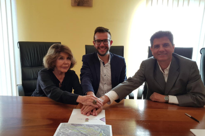 La impulsora del projecte, l’alcalde de Bossòst i un representant de Green Project, amb el conveni.