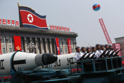 Imatge d’un dels tipus de míssils que va mostrar ahir l’Exèrcit de Corea del Nord en la desfilada militar.