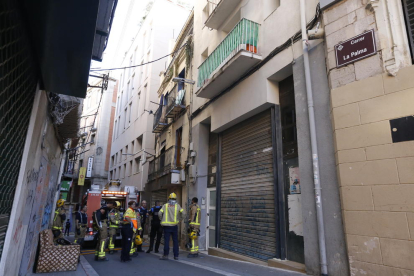 Efectivos de Bomberos y de la Urbana ayer en el inmueble. 