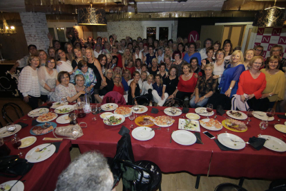 Más de 90 mujeres acudieron ayer a la cena de reencuentro en el Bowling de Lleida, donde se reunieron tras décadas sin verse.