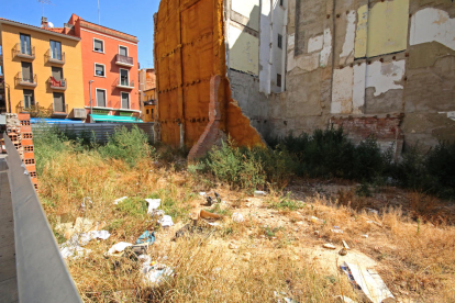 Un solar del carrer Jaume I el Conqueridor, ple d’escombraries.