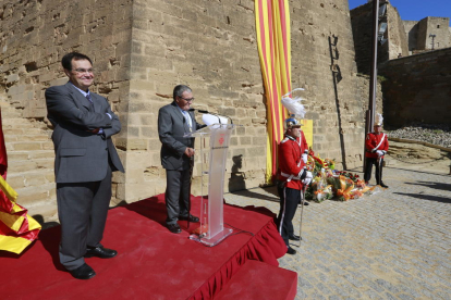 El pregonero, Carles Alsinet, y el alcalde, Àngel Ros, durante el pregón oficial de la Diada, tras llevar a cabo la ofrenda floral en la Seu Vella.