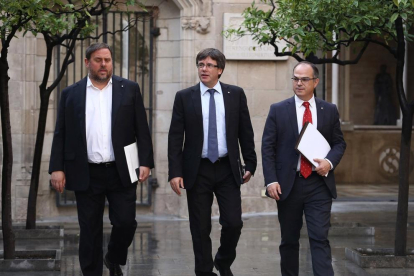 El president Carles Puigdemont, el vicepresident Oriol Junqueras i el conseller Jordi Turull es dirigeixen a la reunió del Govern.