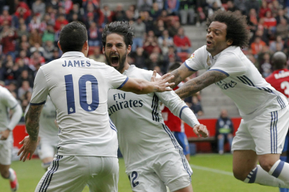 James y Marcelo felicitan a un eufórico Isco, autor ayer de dos goles, el segundo clave, en el minuto 90.