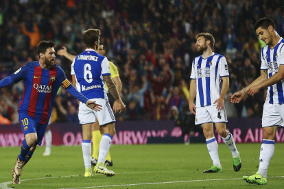 Leo Messi celebra un dels dos gols que ahir va marcar a la Reial Societat i que van donar tres importants punts.