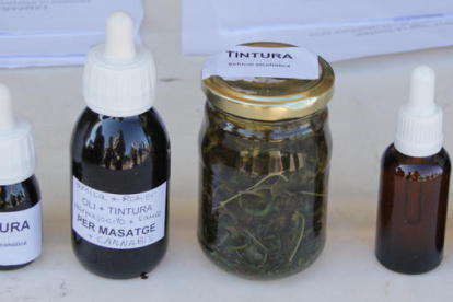 Olis i tintures fets amb cànnabis amb fins terapèutis.